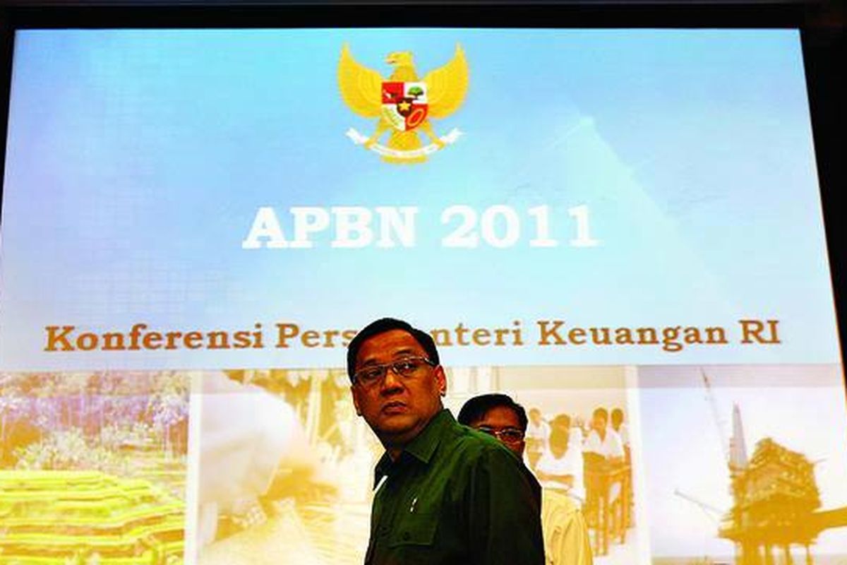 Menteri Keuangan Agus Martowardojo jelang konferensi pers Menteri Keuangan tentang APBN 2011 di Gedung Departemen Keuangan, Lapangan Banteng, Jakarta, Selasa (28/12). Data Kementerian Keuangan hingga 23 Desember 2010 mencatat, realisasi penerimaan negara sudah mencapai Rp 992,4 triliun atau 91,9 persen dari target. Diprediksi hingga akhir tahun 2010, penerimaan negara akan menembus Rp 1.007,1 triliun.