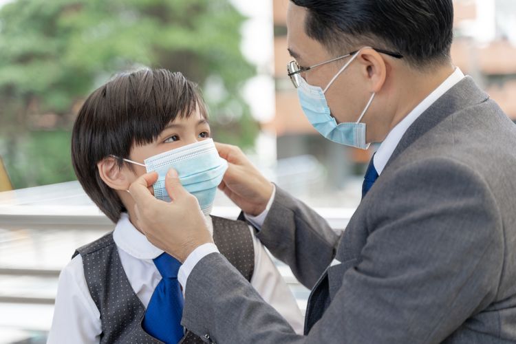 Ilustrasi anak pakai masker cegah polusi udara.