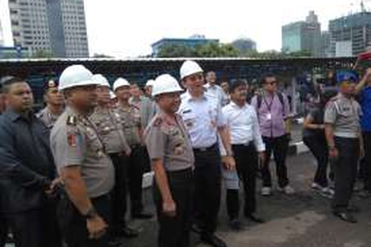 Gubernur DKI Jakarta Basuki Tjahaja Purnama (kanan) bersama dengan Kapolda Metro Jaya Irjen Pol Tito Karnaivan (Kiri) saat melakukan groundbreaking pembangunan gedung parkir di Mapolda Metro Jaya, Rabu (2/3/2016).