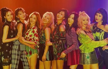 Grup Girls' Generation atau SNSD. Mereka pernah mendapat Black Ocean saat tampil di panggung