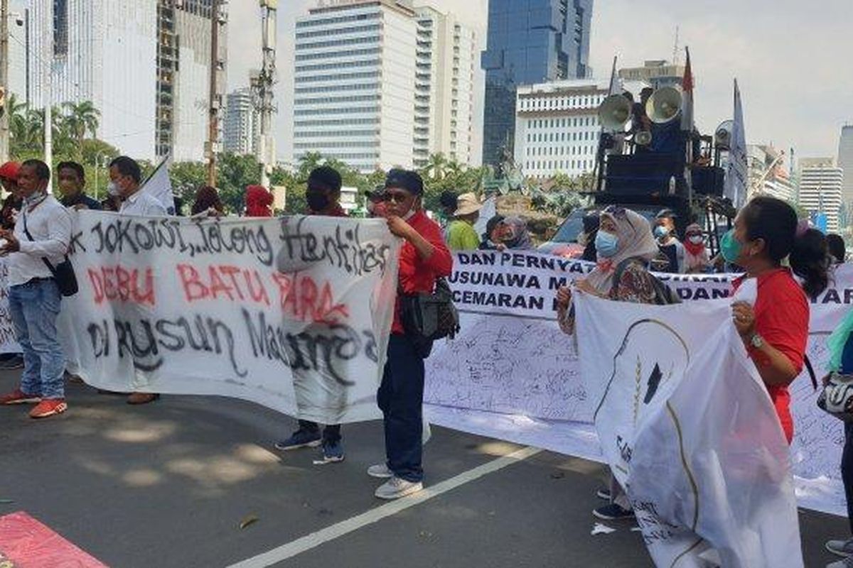 Warga rumah susun (Rusun) Marunda menggelar aksi demo menuntut bantuan Presiden Joko Widodo menyelesaikan masalah pencemaran batu baru, di kawasan Patung Kuda, Gambir, Jakarta Pusat, Senin (28/3/20222). 