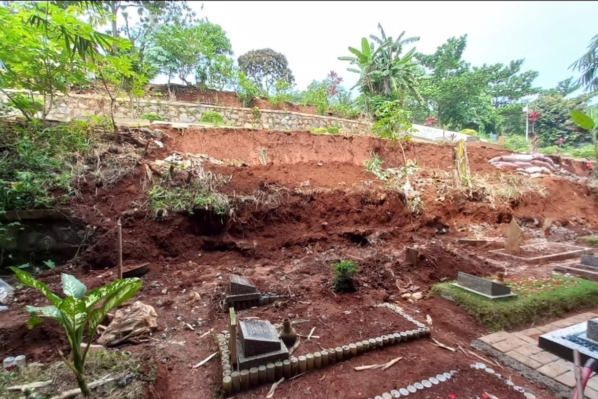 Turap sepanjang 19 meter di TPU Kalimulya 2, Cilodong, Depok, longsor, pada Rabu (26/4/2023). Akibatnya, ada 10 makam yang tertimbun puing-puing turap hingga tanah merah.