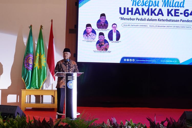 Ketua BPH Uhamka, Dadang Kahmad, dalam peringatan Milad ke-64 Uhamka bertajuk Uhamka Menebar Peduli dalam Keterbatasan Pandemi yang digelar secara daring dan luring pada Kamis 25 November.