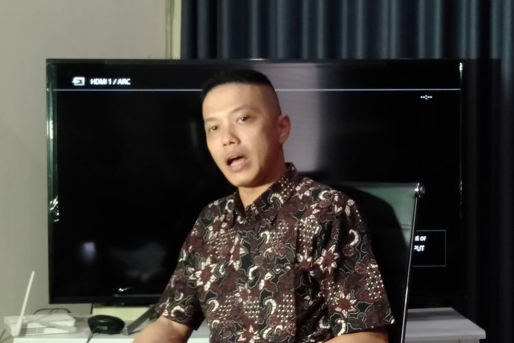 Kuasa hukum artis Rizky Billar Sadrakh Seskoadi saat jumpa pers membantah kliennya merupakan artis R yang terlibat kasus pencucian uang Rafael Alun Trisambodo, di kantornya, di kawasan Pos Pengumben, Jakarta Barat, Selasa (4/4/2023).