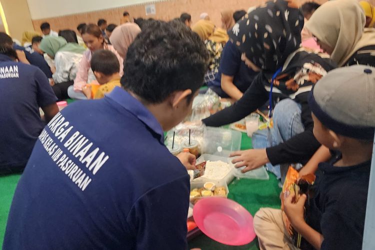 Lapas IIB Pasuruan memberikan kesempatan baginwarga binaan untuk menikmati buka bersama dengan keluarga. Momen tersebut membuat bahagia seluruh narapidana yang menikmati buka bersama anak dan istri, Rabu (11/3/2026) petang. 
