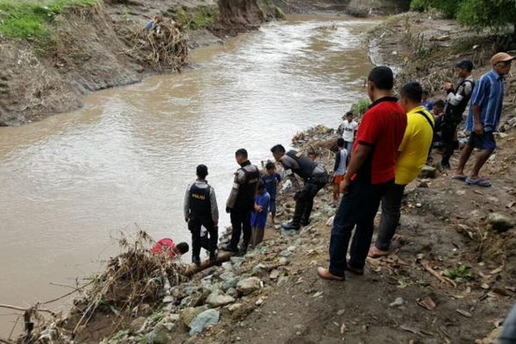 Polisi saat mengamankan lokasi penemuan mayat bocah 3 tahun yang terseret arus sungai di Kelurahan Sambinae, Kecamatan Rasanae Barat, Kota Bima, NTB, Jumat (3/2/2017)