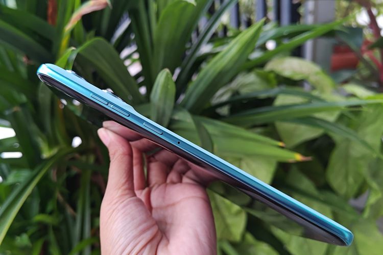 Tombol volume dan power di Motorola Edge 60 Fusion