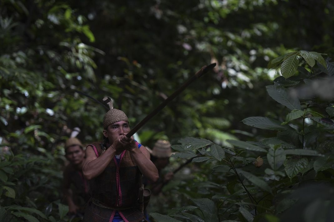 Eli Safan (31) menggunakan sumpit ketika berburu di Tana' Ulen, Desa Setulang, Malinau, Kalimantan Utara.