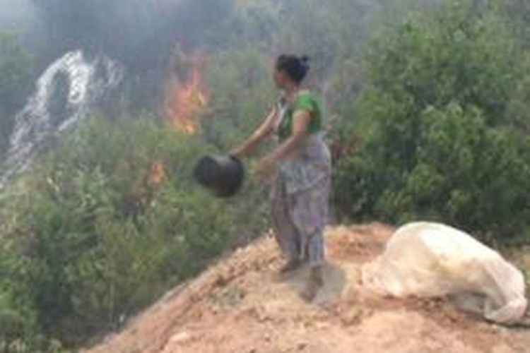 Kebakaran hutan yang sudah berlangsung lebih dari sepekan di Kecamatan Sumarorong, Mamasa, Sulawesi Barat, kini sudah mengepung pemukiman warga. Warga yang cemas rumahnya terbakar melakukan apa saja demi menghalau api agar tak sampai ke rumanhnya.