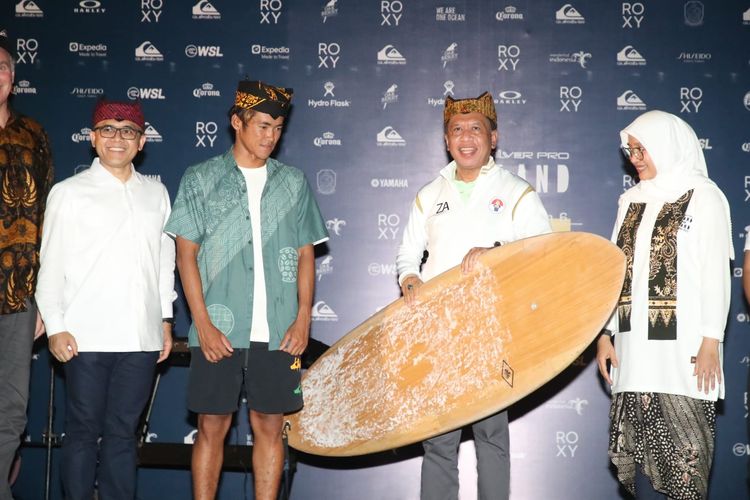 Menteri Pemuda dan Olahraga Republik Indonesia (Menpora RI) Zainudin Amali dalam pembukaan World Surfing League (WSL) 2022 di pantai G Land Banyuwangi.