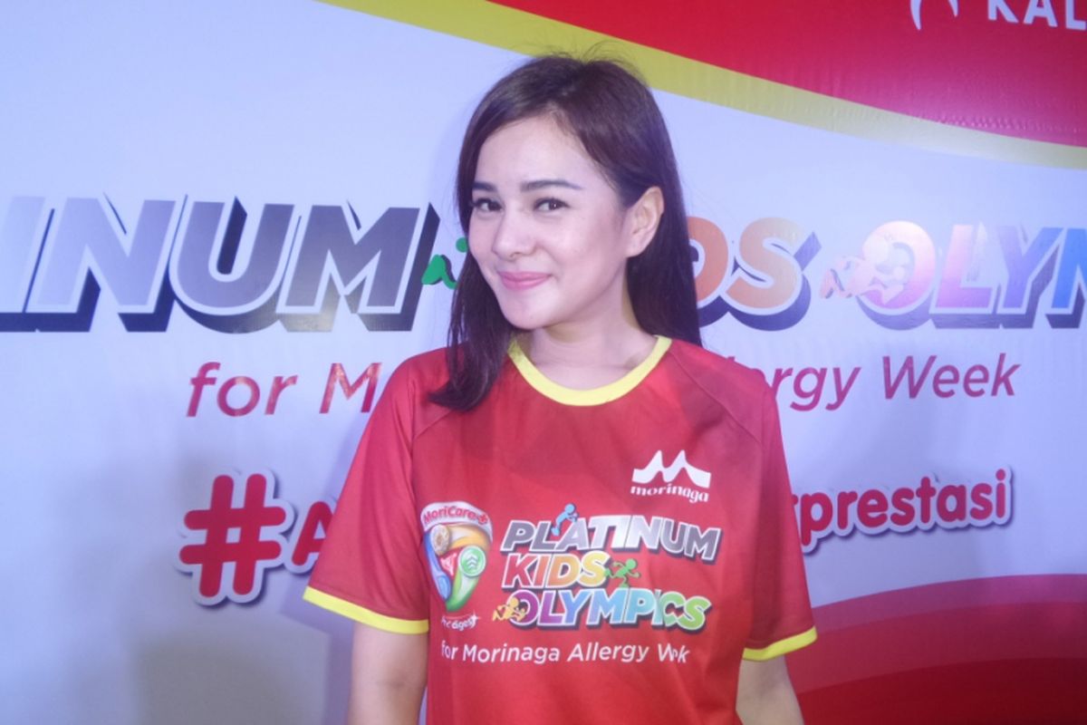 Astrid Tiar usai menghadiri acara Morinaga Platinum Kids Olympic 2017 di Wisma Aldiron, Pancoran, Jakarta Selatan,  Minggu (14/5/2017) siang.