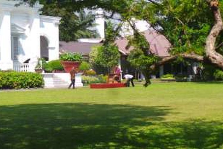  Podium dipersiapkan di halaman istana jelang reshuflle kabinet, Rabu (27/7/2016)