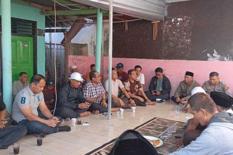 Pj. Bupati Lombok Barat, H. Ilham (kemeja kotak kotak) berdialiog dengan tokoh masyarakat, agama serta warga Dusun Montong, Batulayar Lombok Barat, Sabtu (11/5/2024).