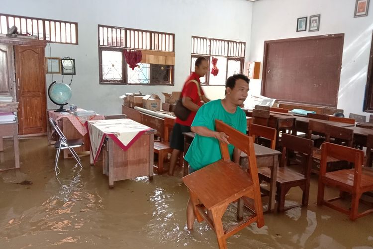 Sekolah Dasar Negeri (SDN) Talunkidul 2, di Desa Talunkidul, Kecamatan Sumobito, Kabupaten Jombang, Jawa Timur, dilanda banjir, Jumat (11/3/2022).