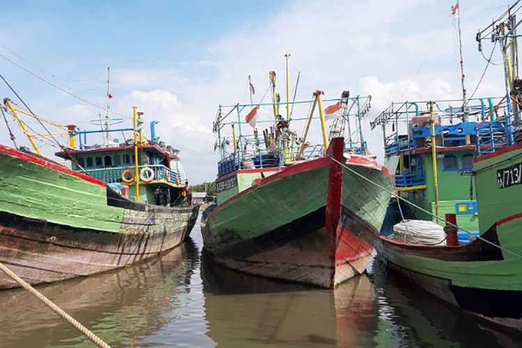 Deretan kapal nelayan yang sandar di Pelabuhan Kota Pekalongan Jawa Tengah.