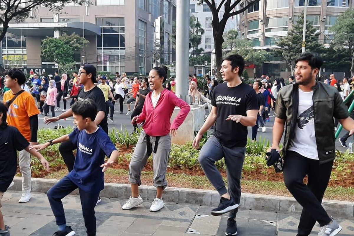 Para pemain Gundala senam pagi bersama para warga lainnya di sekitar kawasan fX Sudirman, Jakarta Selatan, Minggu pagi (28/7/2019).