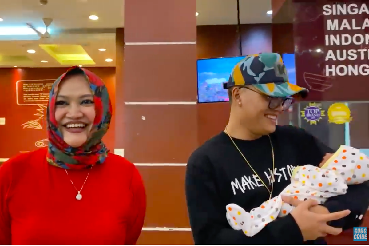 Lina dan putranya, Rizky Febian (kanan), pada berjalan-jalan pada Hari Ibu, 22 Desember 2019.