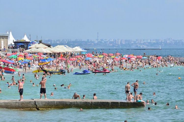 Pantai yang ramai di Odessa sebelum perang di Ukraina.