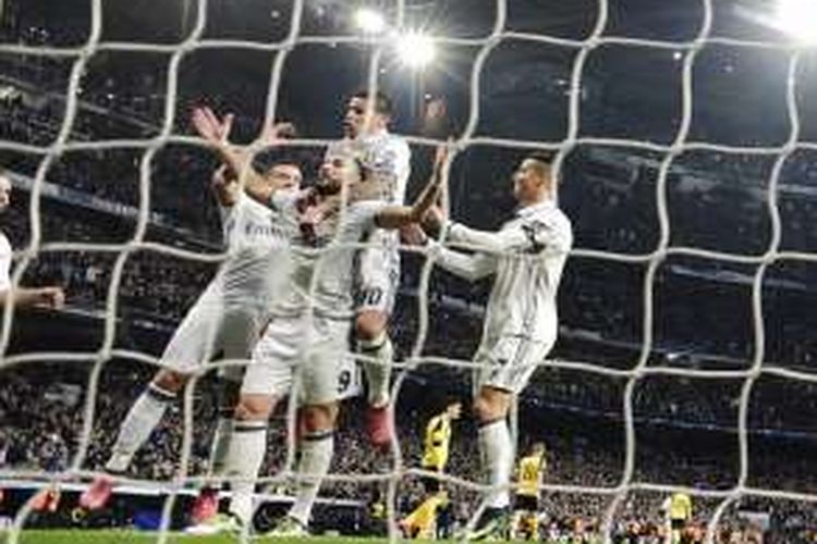 Para pemain Real Madrid merayakan gol Karim Benzema ke gawang Borussia Dortmund pada partai fase grup Liga Champions di Stadion Santiago Bernabeu, Rabu (7/12/2016).