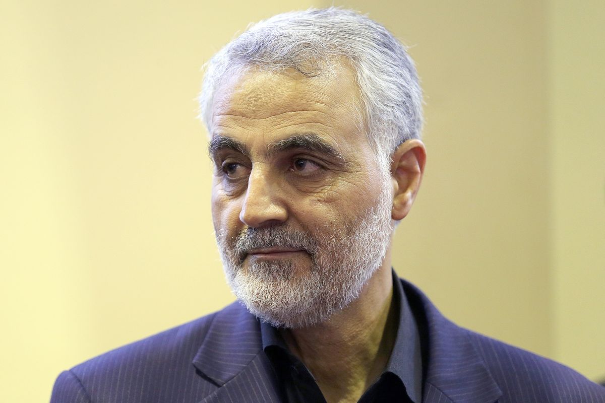 Foto yang diambil pada 14 September 2013, menunjukkan Komandan Pasukan Quds, cabang dari Garda Revolusi Iran, Mayor Jenderal Qasem Soleimani, ketika mendapat ucapan belasungkawa atas kematian ibunya di Teheran. Soleimani tewas dalam serangan yang diperintahkan Presiden AS Donald Trump di Baghdad, Irak, pada 3 Januari 2020.