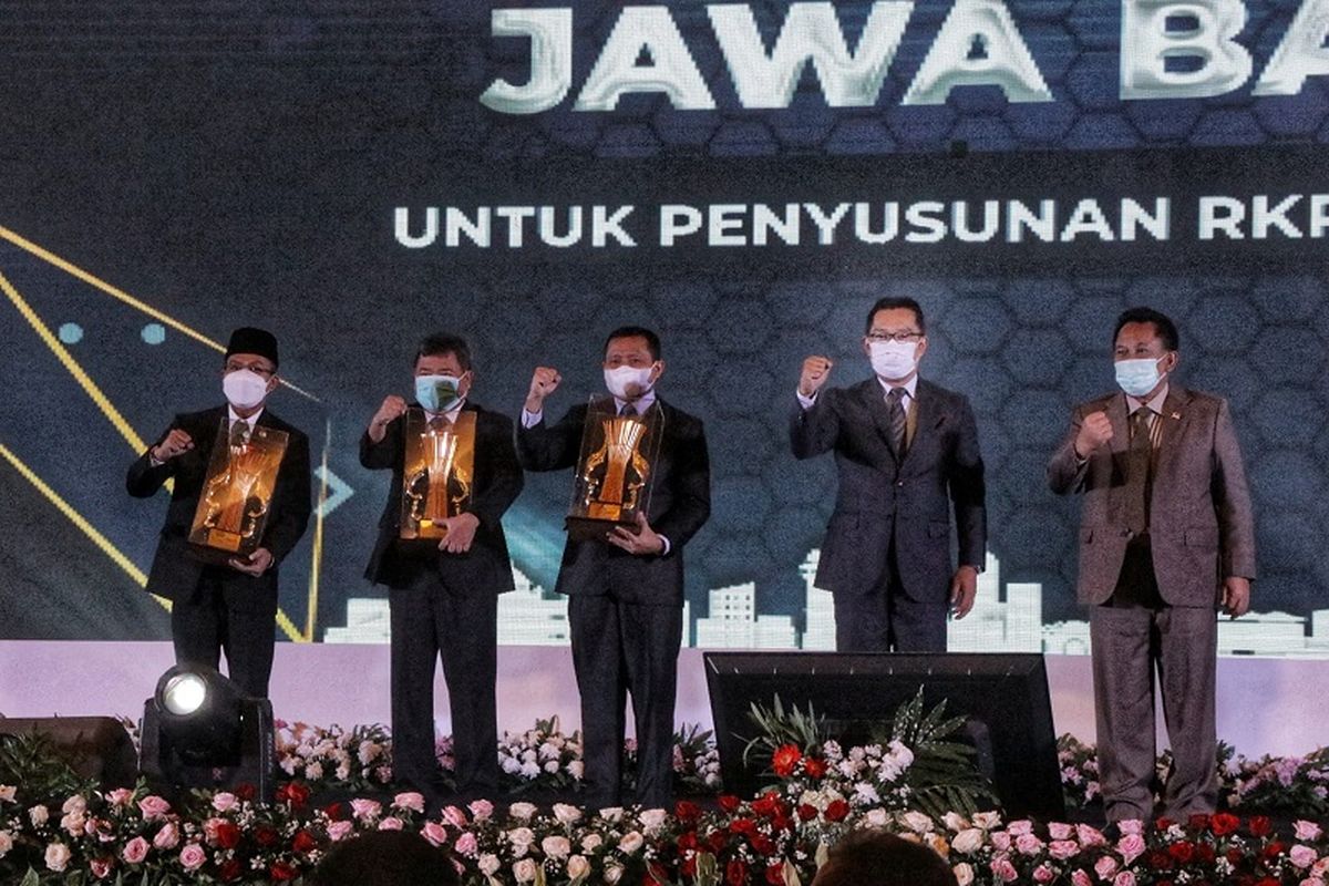 Bupati Dony Ahmad untuk Pemkab Sumedang meraih peringkat pertama penghargaan penyusunan dokumen RKPD pada acara Musyawarah Perencanaan Pembangunan (Musrenbang) Provinsi Jabar yang digelar Bappeda Provinsi Jabar di Trans Luxury Hotel Bandung, Rabu (30/3/2022). 