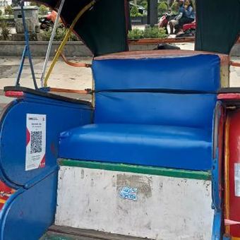Barcode QRIS terpasang di becak di Solo, Jawa Tengah.