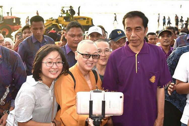 Presiden Joko Widodo saat berkunjung ke kawasan Kuta Bali pada Jumat (22/12/2017) untuk memastikan bahwa pariwisata Bali masih aman meski Gunung Agung tengah erupsi