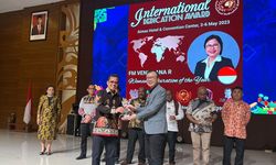 Berkontribusi untuk Papua, FM Venusiana Raih International Dedication Award 2023