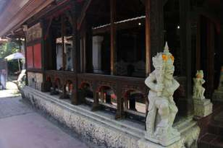 Patung di dekat pintu masuk Museum Le Mayeur. Museum Le Mayeur terletak di Jalan Hang Tuah, Sanur Kaja, Denpasar Selatan, Kota Denpasar, Bali. 