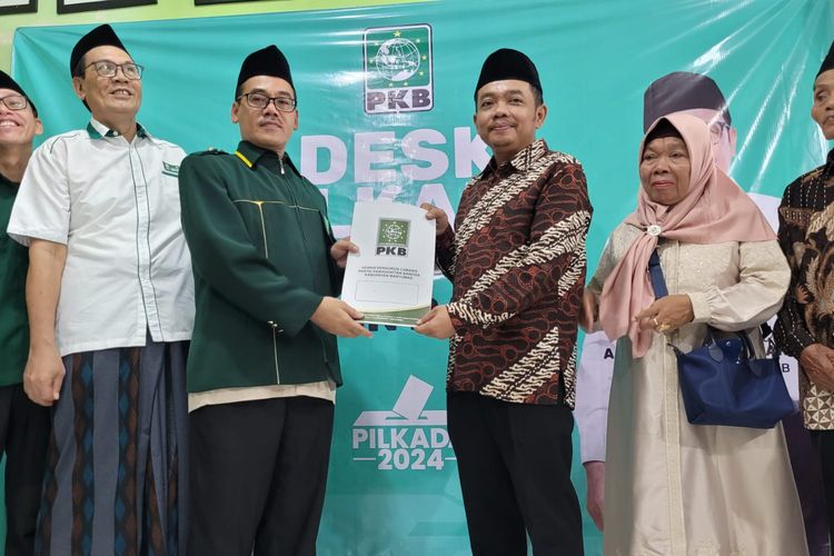 Saefudin (ketiga dari kanan) menyerahkan formulir pendaftaran bakal calon bupati kepada Ketua DPC PKB Banyumas, Darisun, di Kantor DPC PKB Banyumas, Jawa Tengah, Minggu (2/6/2024).
