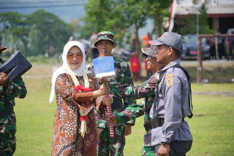 Bupati Klaten Sri Mulyani mengapresiasi seluruh anggota TNI, Polri, dan jajarannya yang telah berkontribusi dalam mendukung kegiatan pemerintah daerah dan masyarakat di Kabupaten Klaten. 