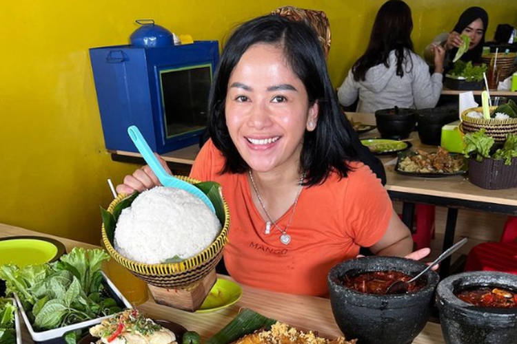 Farida Nurhan atau Omay, food vlogger