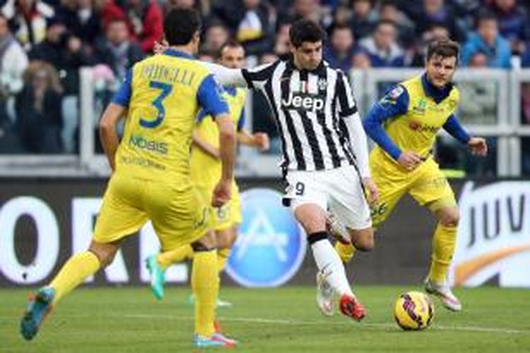 Penyerang Juventus Alvaro Morata (tengah) melepaskan tendangan, pada pertandingan Serie-A melawan Chievo Verona, di Juventus Stadium, Turin, 25 Januari 2015.