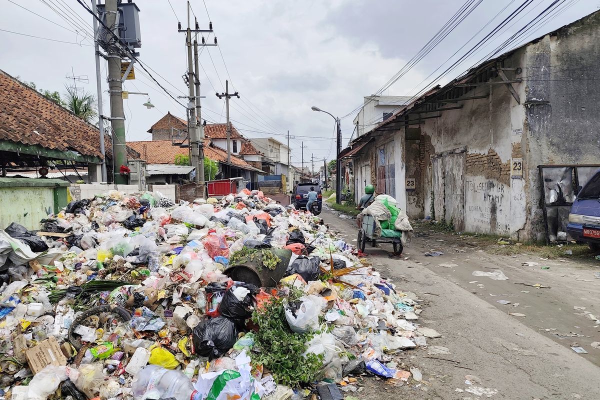 Sampah berserakan di Kelurahan Pangeranan, (12/11/2025). Menurut Presiden Prabowo, TPA di Indonesia akan kelebihan kapasitas pada tahun 2028 atau bahkan lebih cepat. 