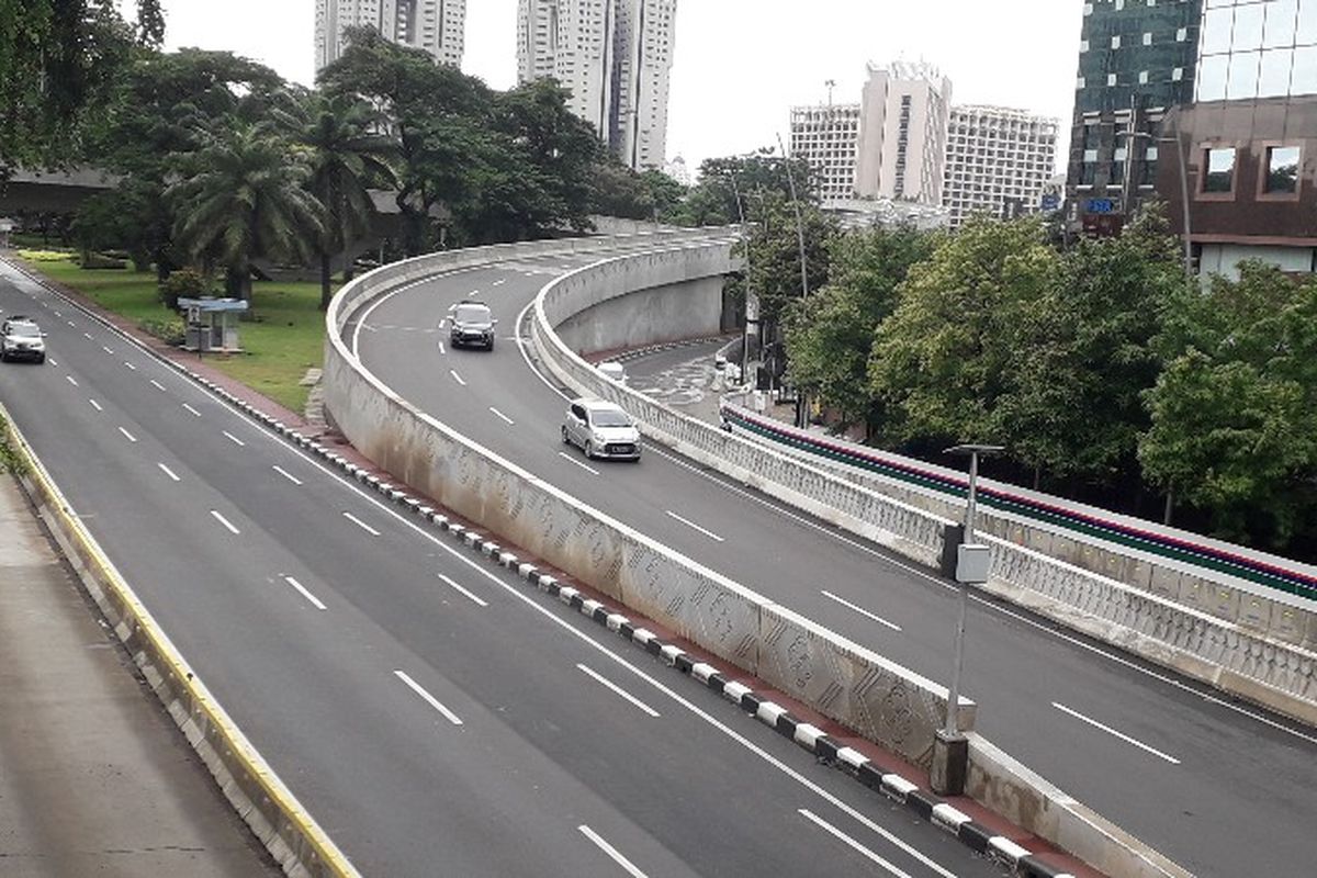 Jalan Jenderal Sudirman, Jakarta Pusat yang biasanya ramai kepadatan arus lalu lintas, terlihat lengang pada Selasa (1/12/2019).