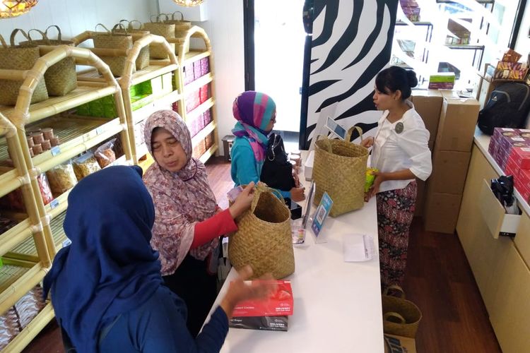 Sejumlah pembeli tengah membeli Siliwangi Bolu Kukus (SBK), bolu khas Bogor.