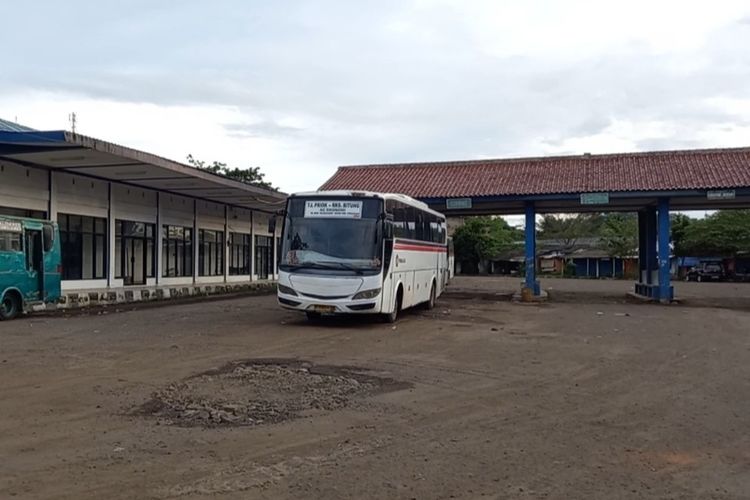 Kondisi Terminal Tipe A Mandala Rangkasbitung, Kabupaten Lebak yang sepi pemudik pada H-3 lebaran, Jumat (29/4/2022).