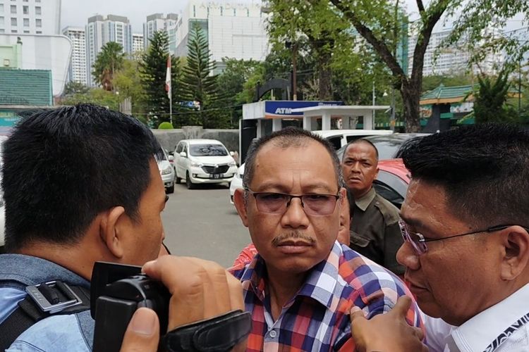 Pelaksana Tugas Wali Kota Medan Akhyar Nasution emosi saat ditanyai wartawan soal jam kerja ketika meninggalkan PN Medan, Kamis (9/1/2019).
