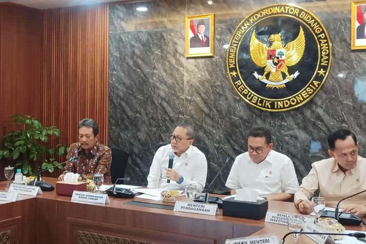 Menko Bidang Pangan Zulkifli Hasan bersama Menteri Kelautan bersama Perikanan Sakti Wahyu Trenggono dan Menteri Perdagangan Budi Santoso saat memberikan keterangan pers soal kasus udang tercemar Cesium-137 di Kantor Kemenko Bidang Pangan, Jakarta, Jumat (12/9/2025).