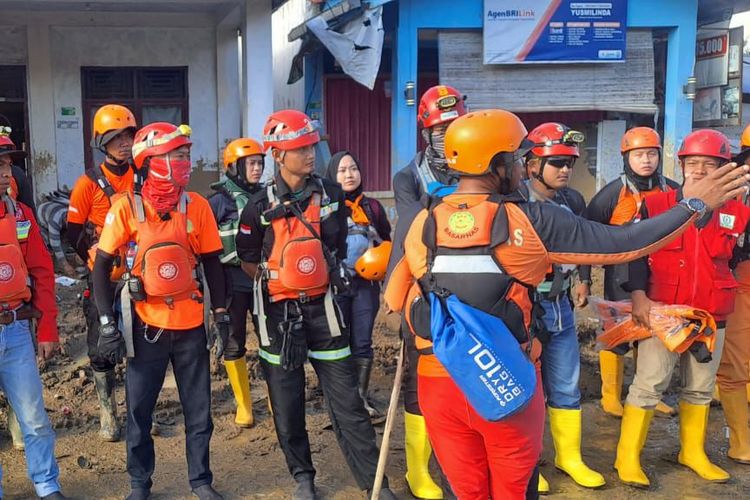 Empat perempuan mahasiswa Universitas Padjajaran (Unpad) bergabung menjadi tim SAR di Salareh Aia Timur, Palembayan, Agam, Sumatera Barat pada Senin (8/12/2025) pagi. Mereka meninggalkan kuliah dan bergabung menjadi relawan SAR bencana banjir bandang di Palembayan, Agam.