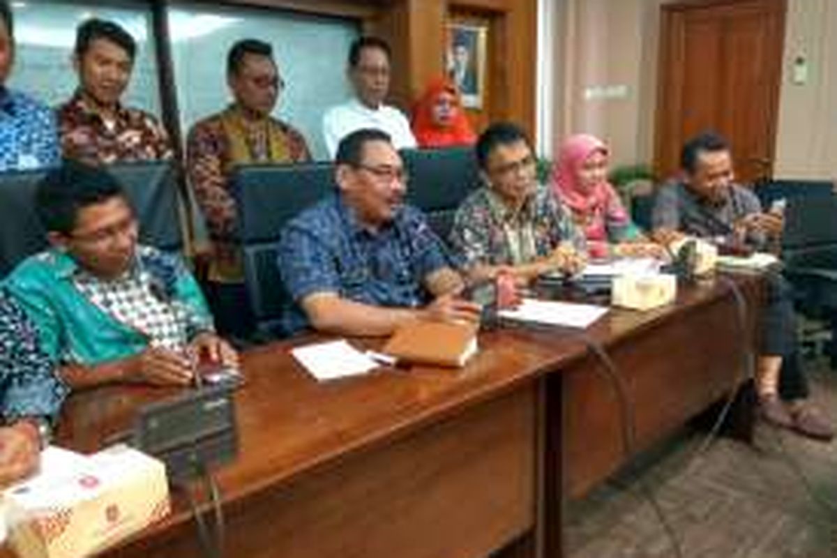 Wali Kota Jakarta Barat Anas Effendi menggelar rapat di kantornya membahas aduan warga, Jumat (23/9/2016).