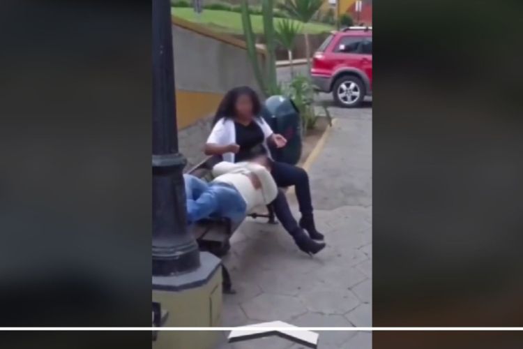 Tangkapan layar video TikTok seorang wanita menemukan pacarnya selingkuh dengan wanita lain.