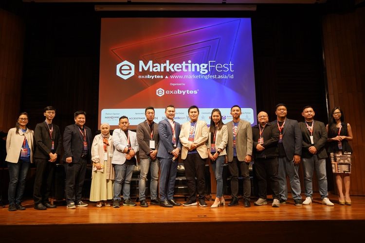 Country Manager Exabytes Indonesia, Indra Hartawan (tengah) hadir pada MarketingFest 2022 yang diselenggarakan secara luring dan tatap muka di Soehanna Hall, Jakarta, Rabu (26/10/2022).
