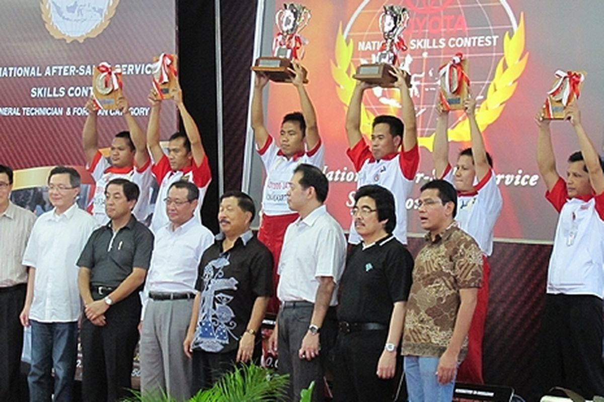 Pemenang TNASSC 2012 bersama direksi Toyota Indonesia dan Auto2000.