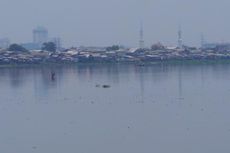 Cara Warga Waduk Pluit Bertahan Saat Terisolasi Banjir 