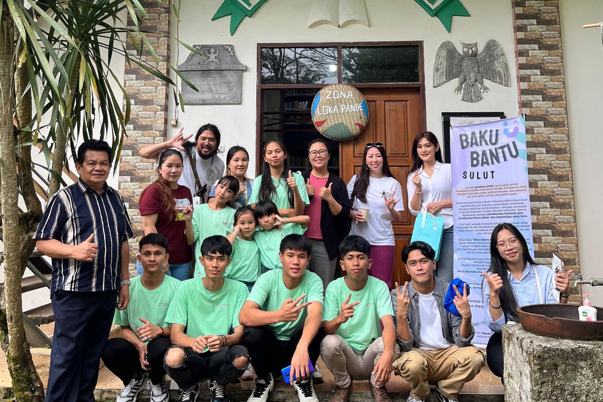 Krisan Valerie Sangari pengembang platform Baku Bantu berpose bersama anak-anak panti asuhan