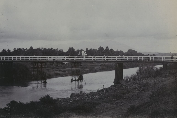 Orang Eropa di atas jembatan kanal banjir barat Semarang tahun 1915.