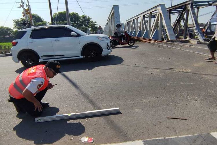 Petugas KNKT memeriksa lokasi kejadian tabrakan kereta di Jalan Madukoro Semarang, Jumat (21/7/2023).