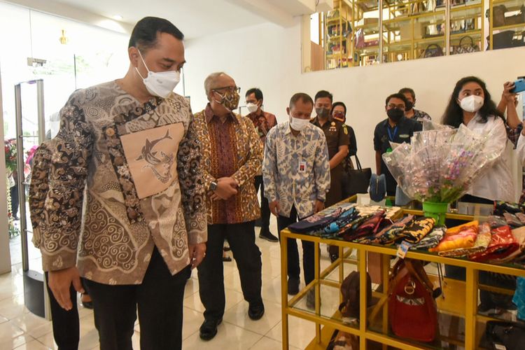 Wali Kota Surabaya Eri Cahyadi di Surabaya Kriya Gallery (SKG) Reborn, Senin (7/3/2022). 