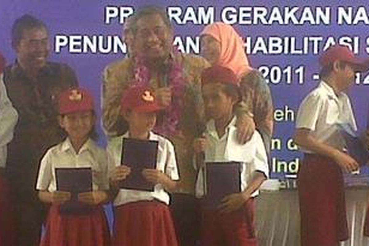 Menteri Pendidikan dan Kebudayaan (Mendikbud), Mohammad Nuh saat berdialog dengan kepala sekolah, siswa dan masyarakat dalam acara peresmian SDN 1 Babakan Madang, Minggu (1/4/2012), di Bogor Jawa Barat.